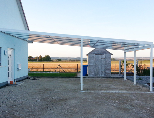 Carport in weiß als Pultdach
